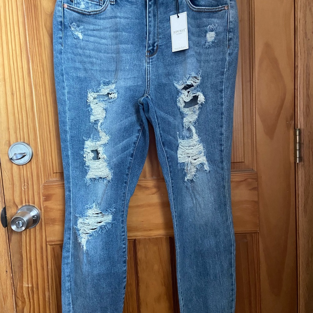 Judy Blue distressed jeans 13/31 biyfriend fit item #116380.  Super cute NWT